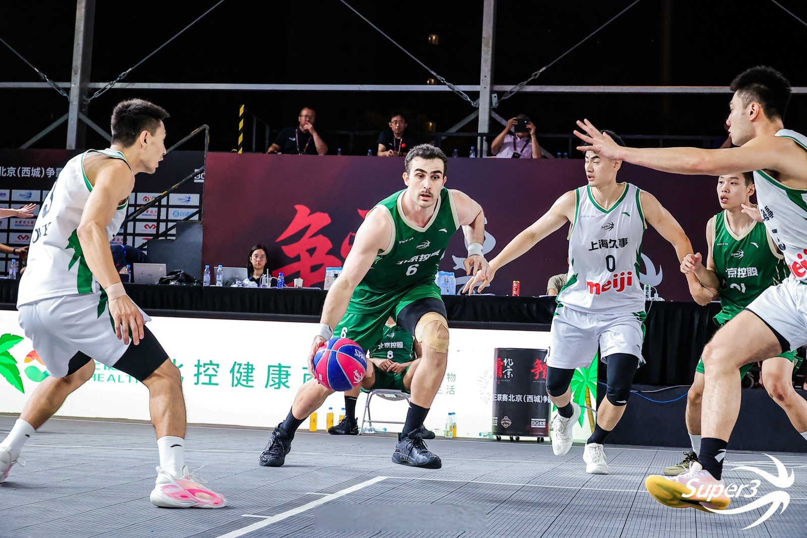 包含清晨北京首钢调整名单以备欧篮联，豪取连胜环节打磨，压力陡增，控场能力受关注的词条